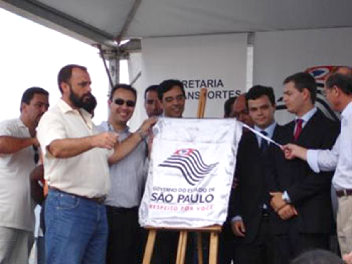 Marcelo Bueno (2 esq.) participa da inaugurao das obras de remodelao do porto de So Sebastio<a style='float:right;color:#ccc' href='https://www3.al.sp.gov.br/repositorio/noticia/03-2008/Bueno trab a.jpg' target=_blank><i class='bi bi-zoom-in'></i> Clique para ver a imagem </a>